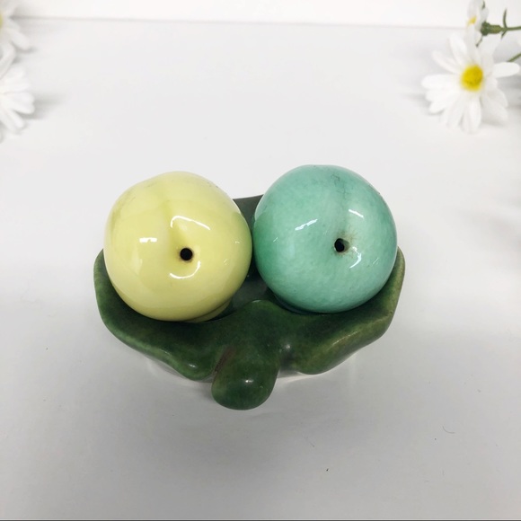 Vintage Novelty Peas in a Pod Salt and Pepper Set
